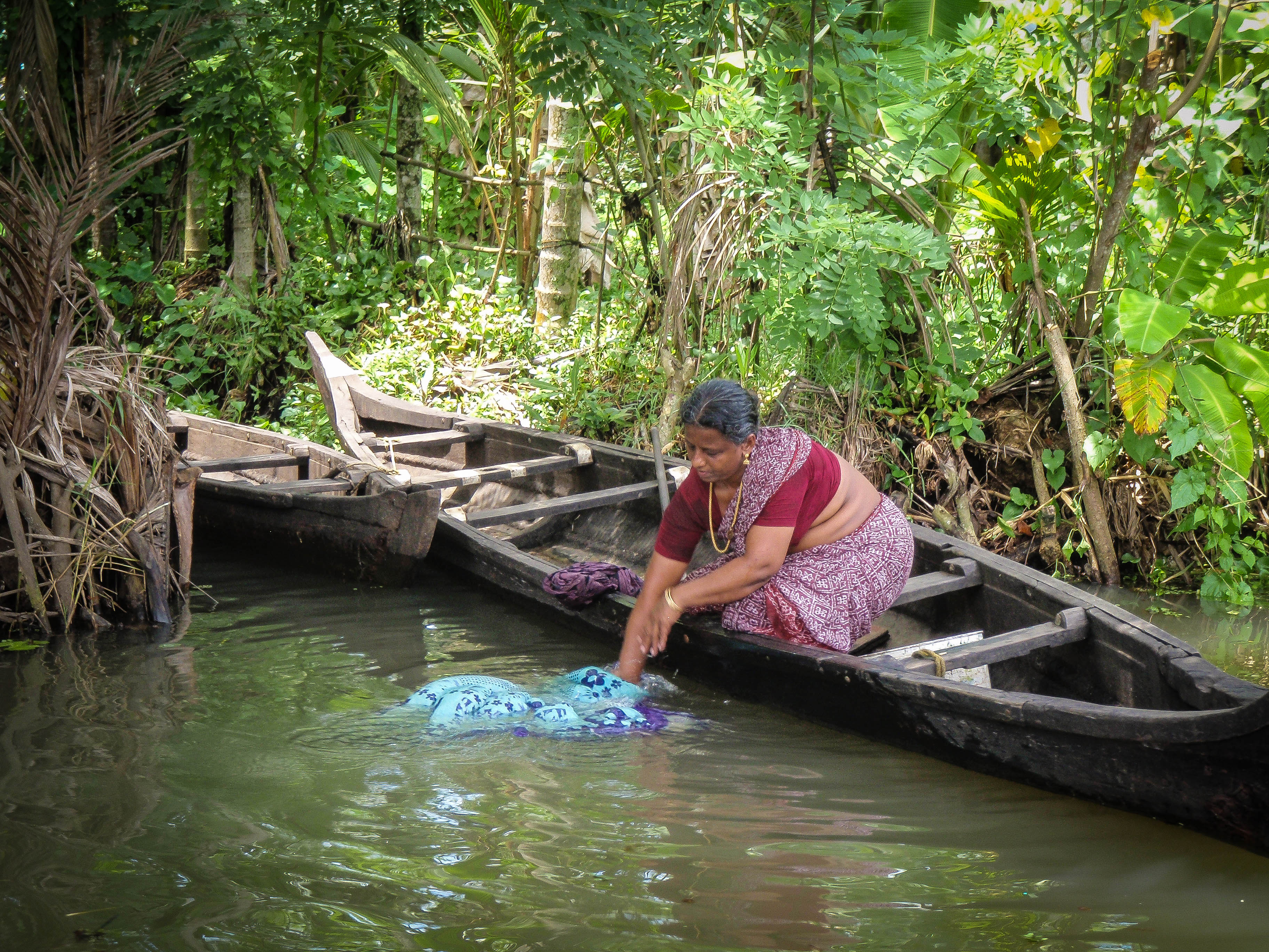 En av alla kvinnor som tvättar kläder, Keralas vattenvägar    